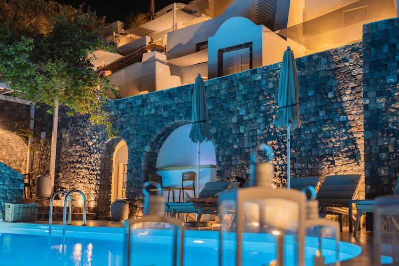 Piscina de hotel con iluminación LED profesional