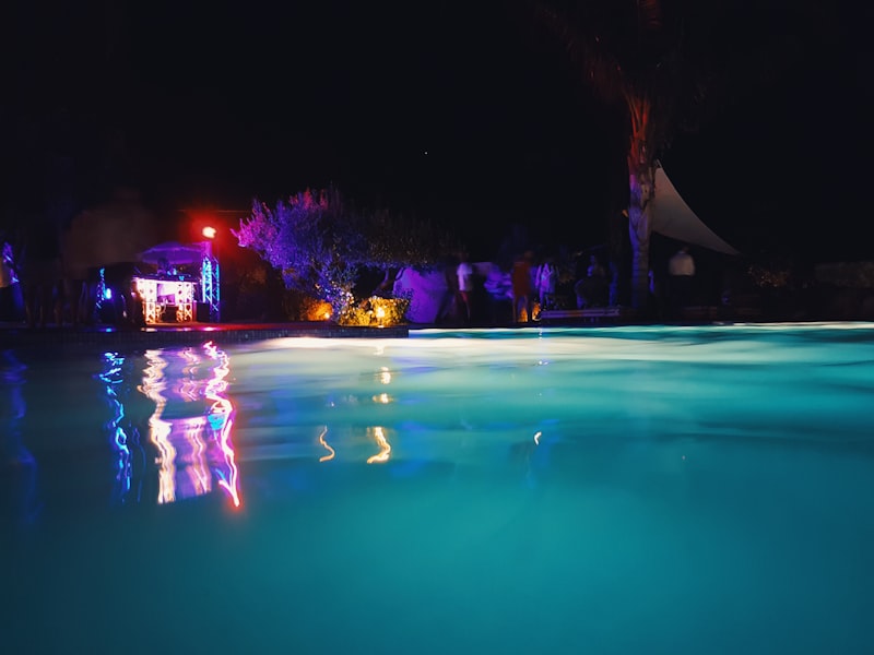 Piscina residencial con iluminación LED